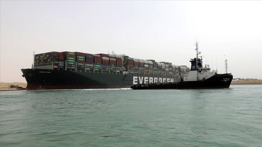 إيفرغيفن : مصر تسمح بمغادرة 3 من طاقم السفينة